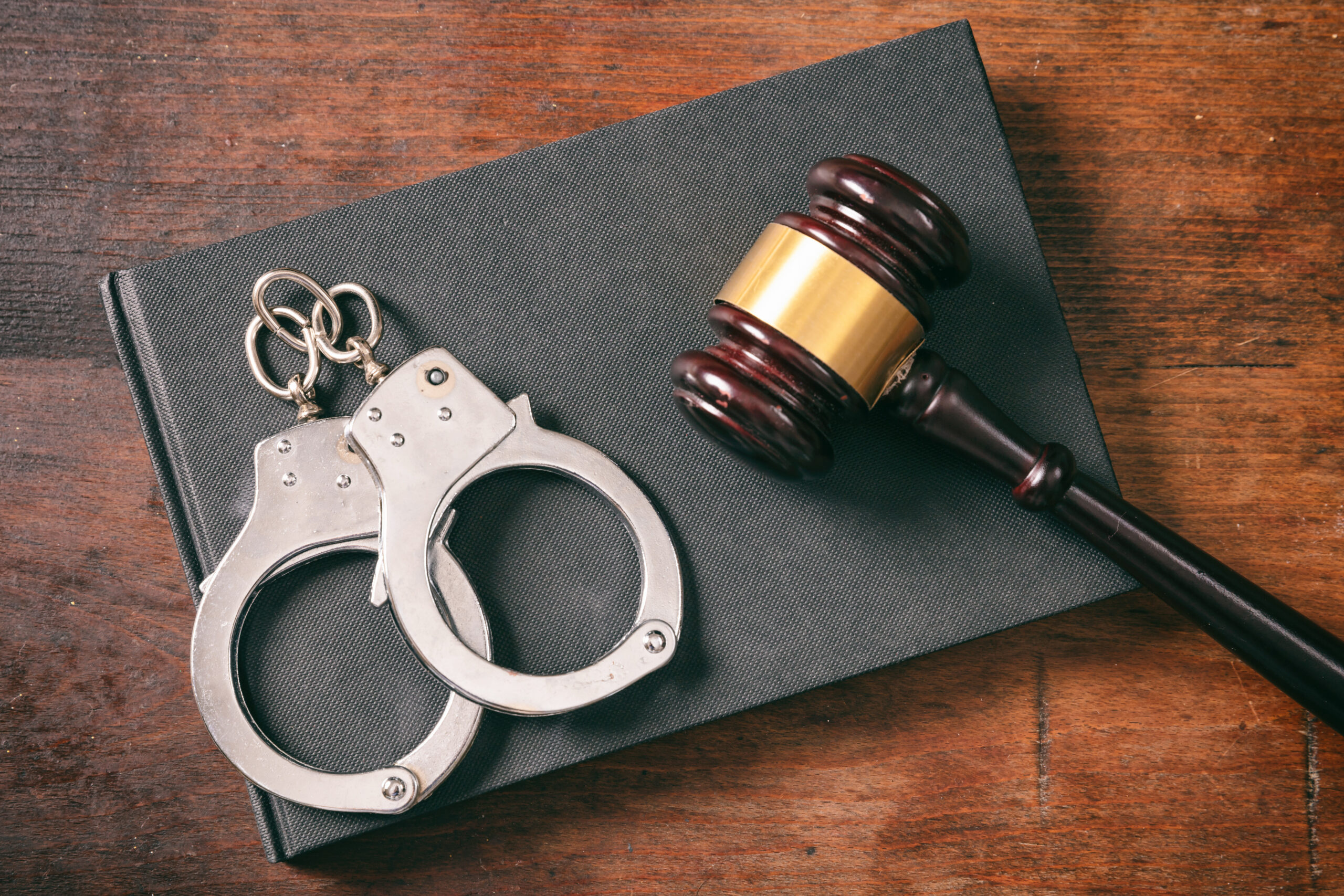 Esquema de corrupção em presídio leva dez policiais à condenação episode artwork